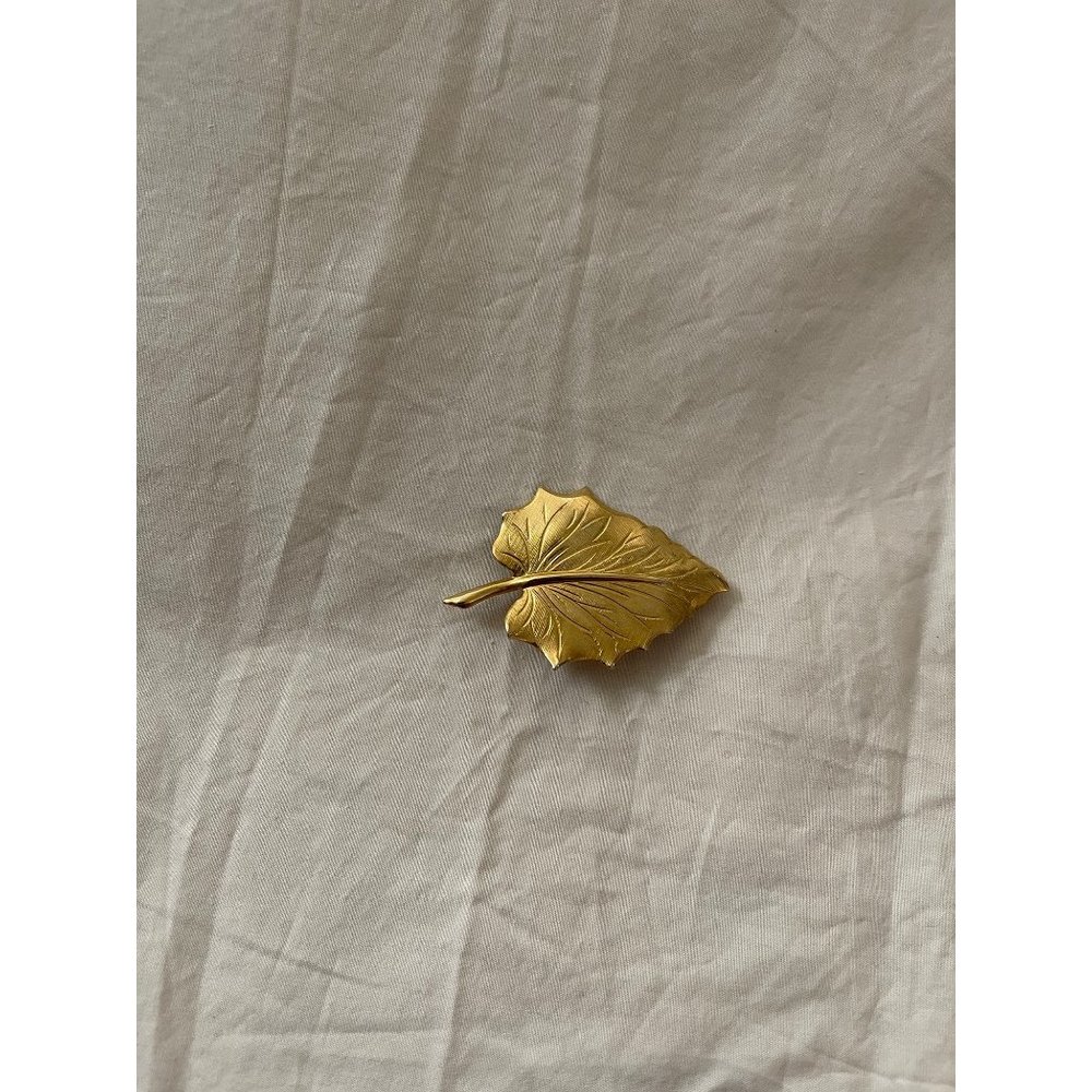 Vintage Gold-tone Lightweight Leaf Brooch - Picture 2 of 12